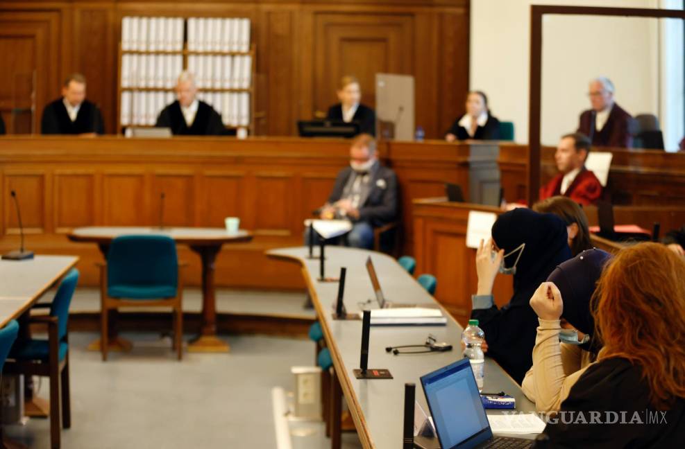 $!Una vista general muestra la sala del tribunal al comienzo del juicio del acusado Vadim Krasikov en Berlín, Alemania, el miércoles 7 de octubre de 2020.