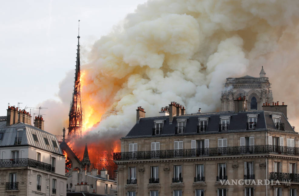 $!Catedral de Notre Dame en el centro de París es devorada por las llamas (fotogalería)