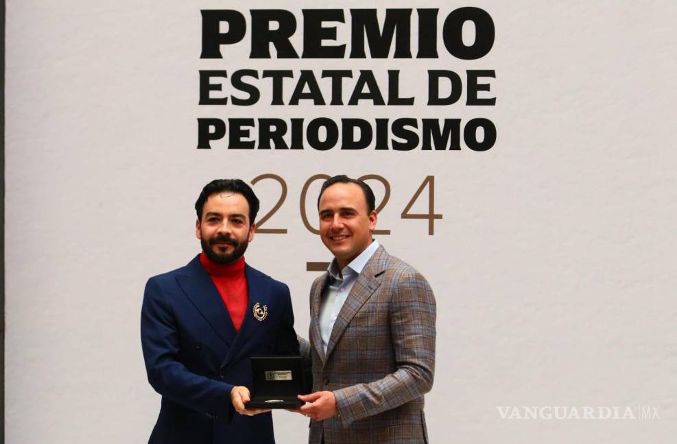 $!Marcelino Dueñez Hernández recibe el Premio a la Excelencia Editorial por su trabajo en temas relacionados con la comunidad LGBT.