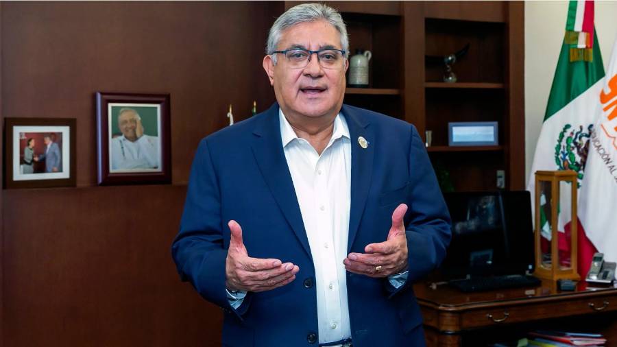 Fue en una escuela primaria del municipio de General Cepeda, donde Alfonso Cepeda Salas inició su carrera en el magisterio; ahora también es un millonario empresario.