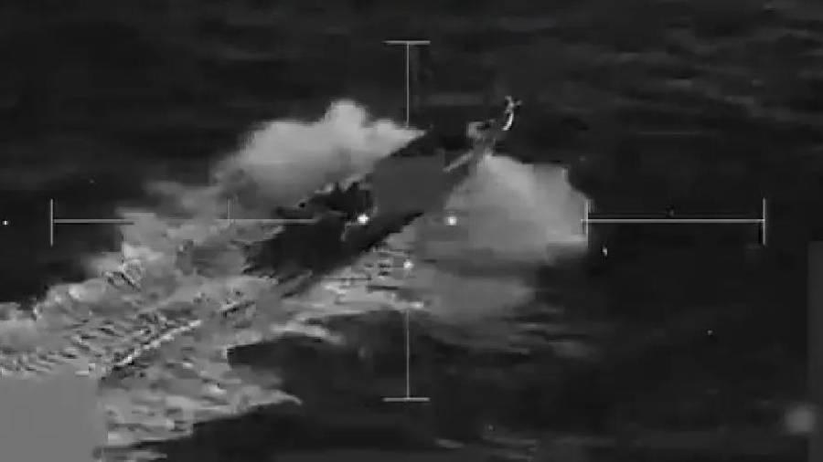 El Comando Sur compartió un video donde se observan los bombardeos a las dos lanchas, envueltas rápidamente por las llamas tras los impactos. FOTO: