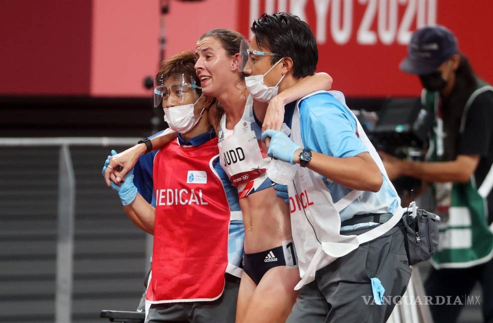 $!Jessica Judd de Gran Bretaña recibe asistencia médica después de la final femenina de 10,000m durante los eventos de atletismo de los Juegos Olímpicos de Tokio 2020 en el Estadio Olímpico de Tokio, Japón. EFE