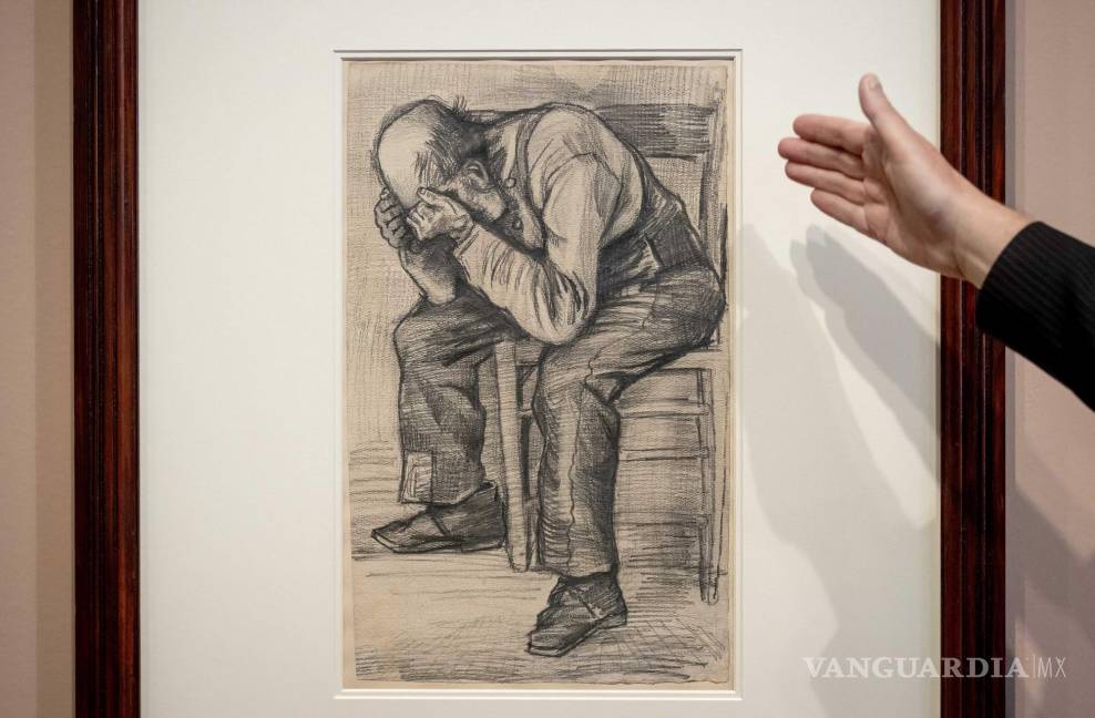 $!Un dibujo recién descubierto atribuido al artista holandés Vincent van Gogh se exhibe en el Museo Van Gogh en Ámsterdam, Países Bajos. El boceto “Estudio para” desgastado “de 1882 es parte de una colección privada holandesa y fue en exhibición pública por primera vez en el museo de Amsterdam. EFE/EPA/Koen Van Weel