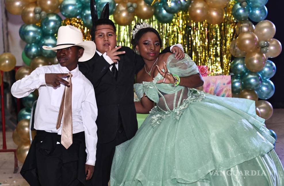 $!Decenas de asistentes se dieron cita para acompañar a Steisy en su gran noche, convocados por una invitación que se volvió viral en redes sociales.