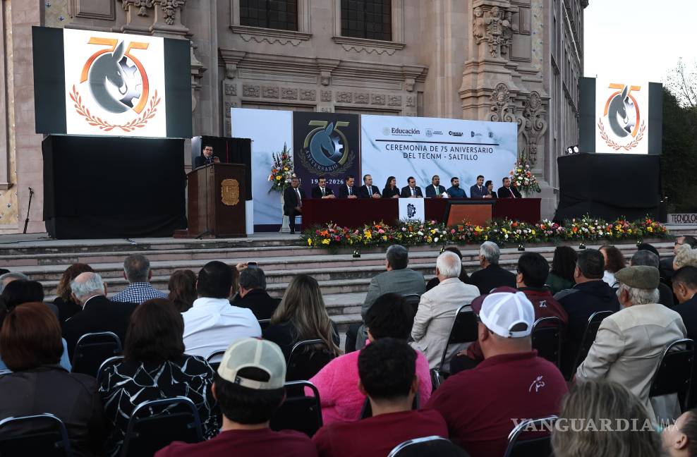 $!En el frontispicio del edificio principal se colocaron 322 sillas, en homenaje a la primera generación del instituto.