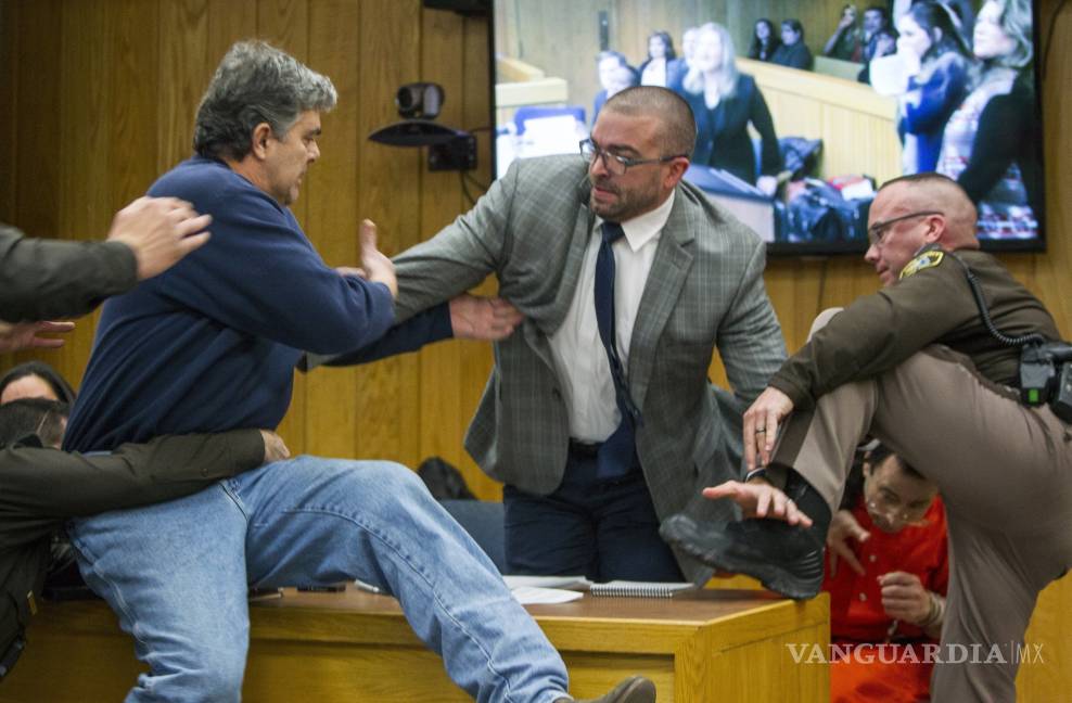 Padre de tres víctimas intenta agredir a Larry Nassar