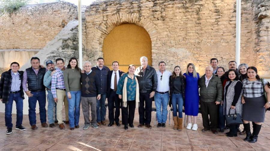 El alcalde José María Fraustro Siller durante la reinauguración del Salón Burócratas, destacando el trabajo en equipo de los empleados municipales.