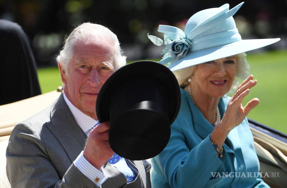 $!Ascot (United Kingdom), 14/06/2022.- (FILE) - Britain's Charles, the Prince of Wales (L) and Camilla, the Duchess of Cornwall arrive on day one of Royal Ascot, in Ascot, Britain, 14 June 2022 (reissued 05 May 2023). Britain's King Charles III's Coronation will take place at Westminster Abbey in London on 06 May 2023. The King will be crowned alongside Camilla, the Queen Consort. (Reino Unido, Londres)