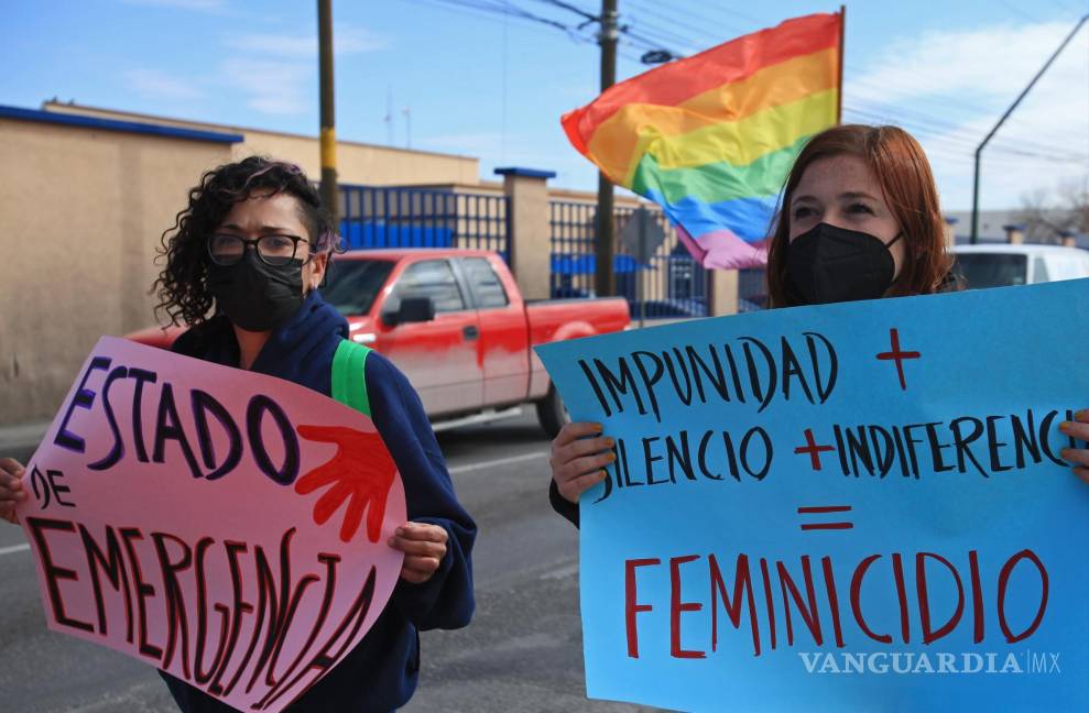 $!Grupos Feministas y colectivos LGBT+ exigen justicia para los feminicidios de Nohemí y Yulizsa.