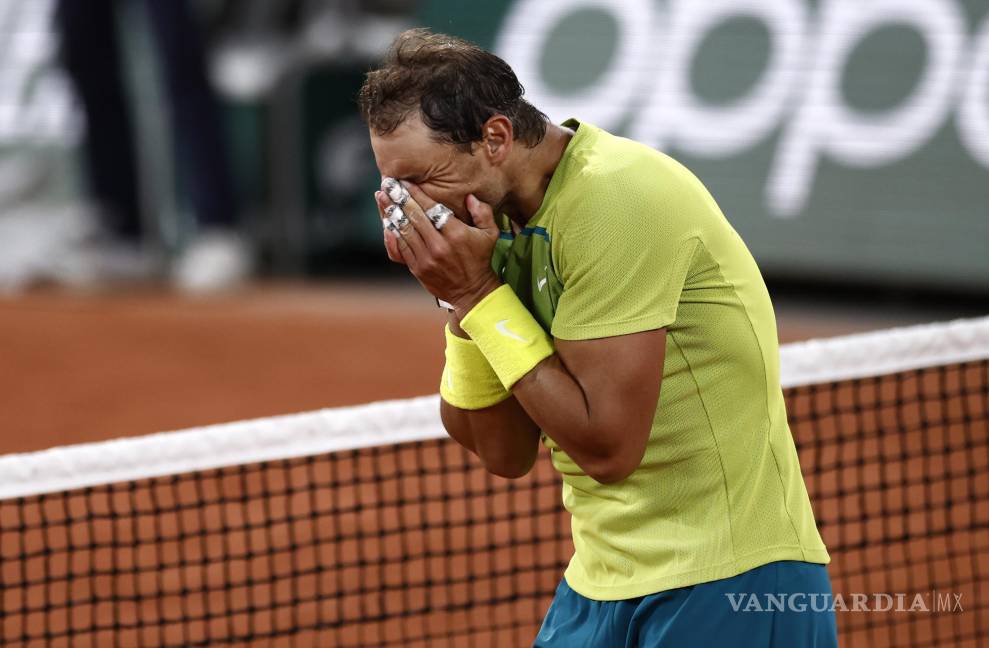 $!Reacción de Rafael Nadal tras ganar a Novak Djokovic el partido de cuartos de final masculino durante el torneo de tenis del Abierto de Francia en Roland Garros.