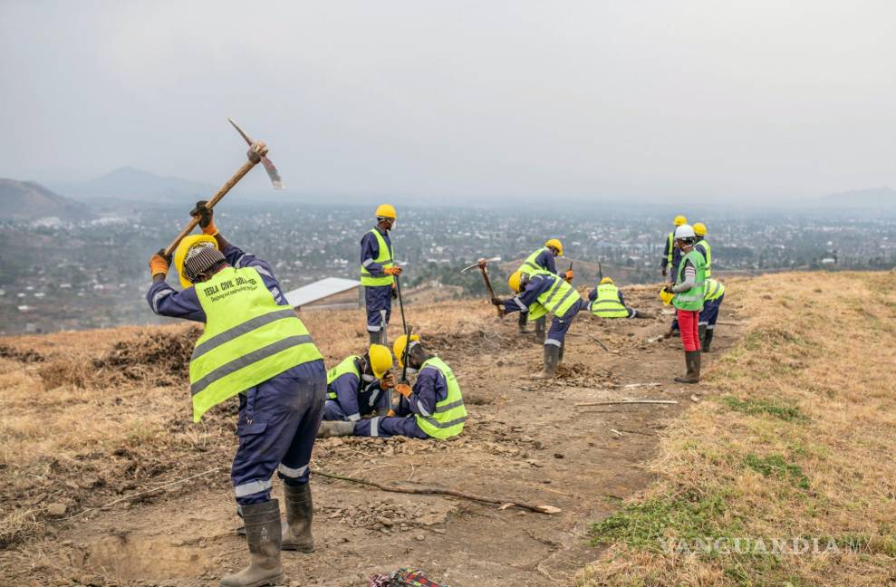 $!Trabajadores de la construcción en el futuro emplazamiento de una planta solar en Goma, República Democrática del Congo.
