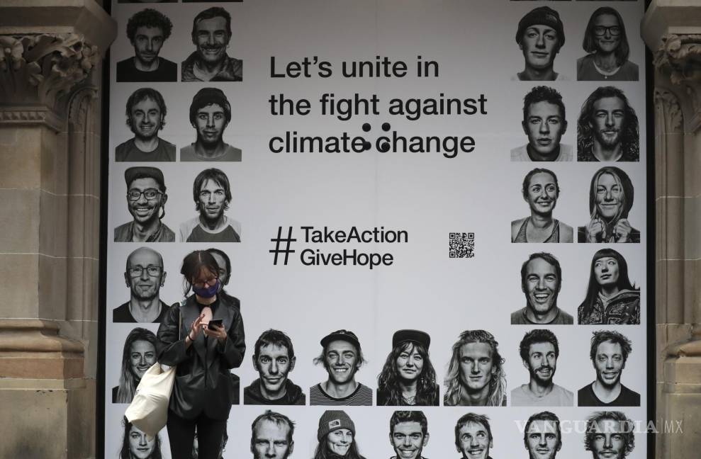 $!Un cartel contra el cambio climático adorna un escaparate en Glasgow, Escocia. AP/Scott Heppell