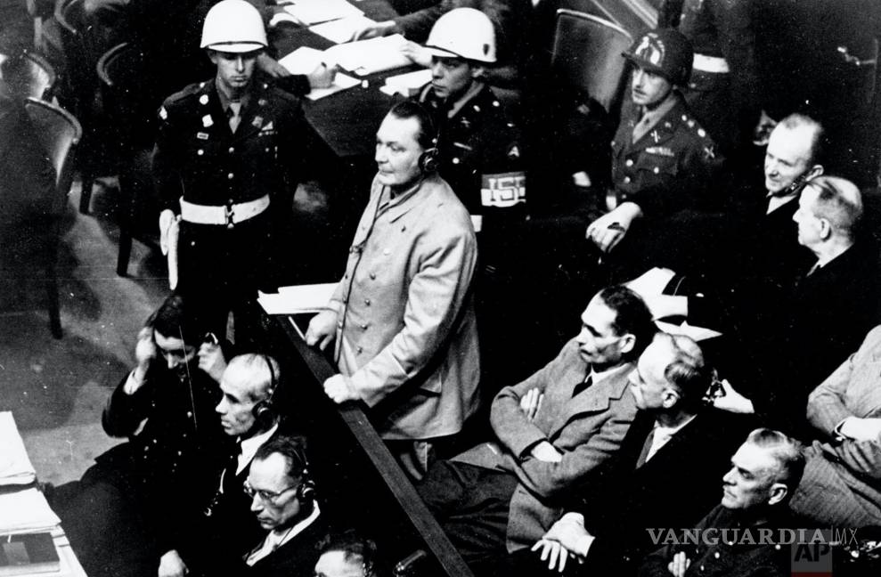 $!Reichsmarshal Hermann Goering se encuentra en el banquillo de los acusados en el juicio por crímenes de guerra de Nuremberg en Alemania el 21 de noviembre de 1945. Se declara inocente de la acusación del Tribunal Militar Internacional. Goering lleva auriculares del sistema de traducción de la corte. AP