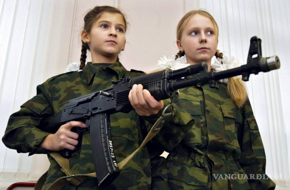 $!Unas niñas rusas empuñan un “Kalashnikov” como parte de su formación en la escuela femenina “N˙mero 9”.