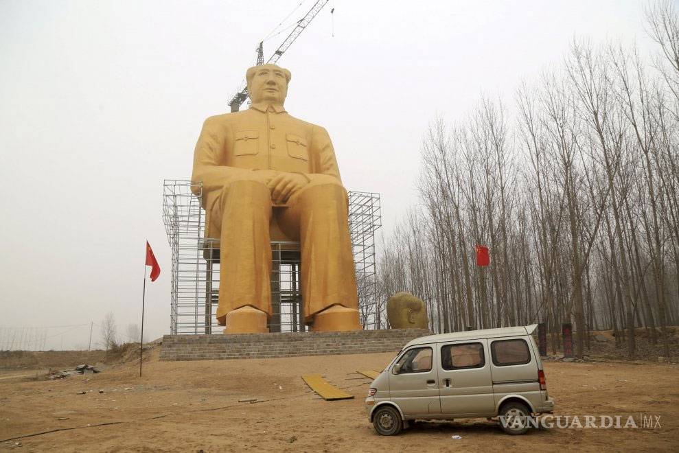 $!Erigen gigantesca estatua del dictador Mao Zedong