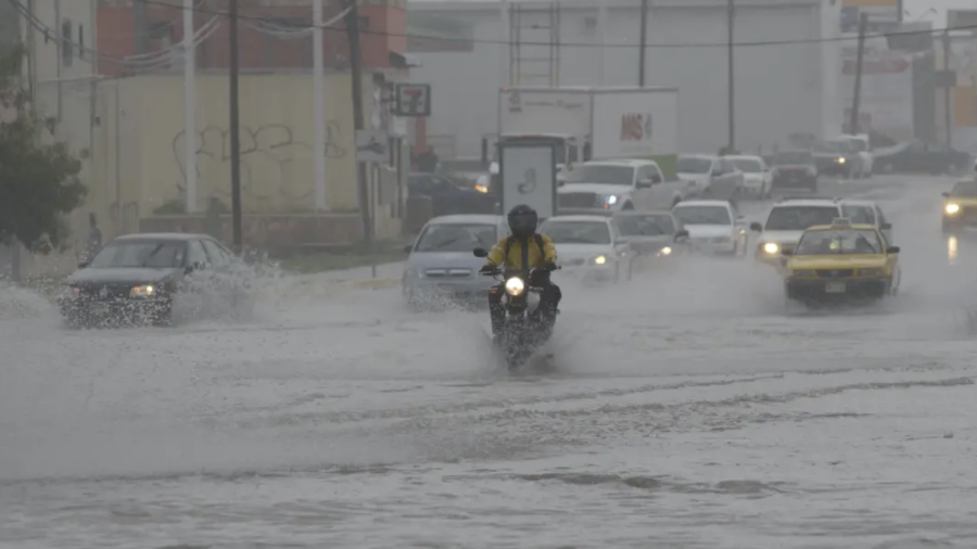 Ante las condiciones del pavimento y la disminución de visibilidad, la dependencia recomendó extremar precauciones al circular por vialidades con acumulaciones de agua.