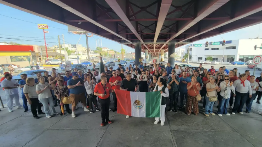 Trabajadores del IMSS de la Clínica 7 se preparan para marchar bajo el puente del bulevar Pape el próximo 30 de octubre.