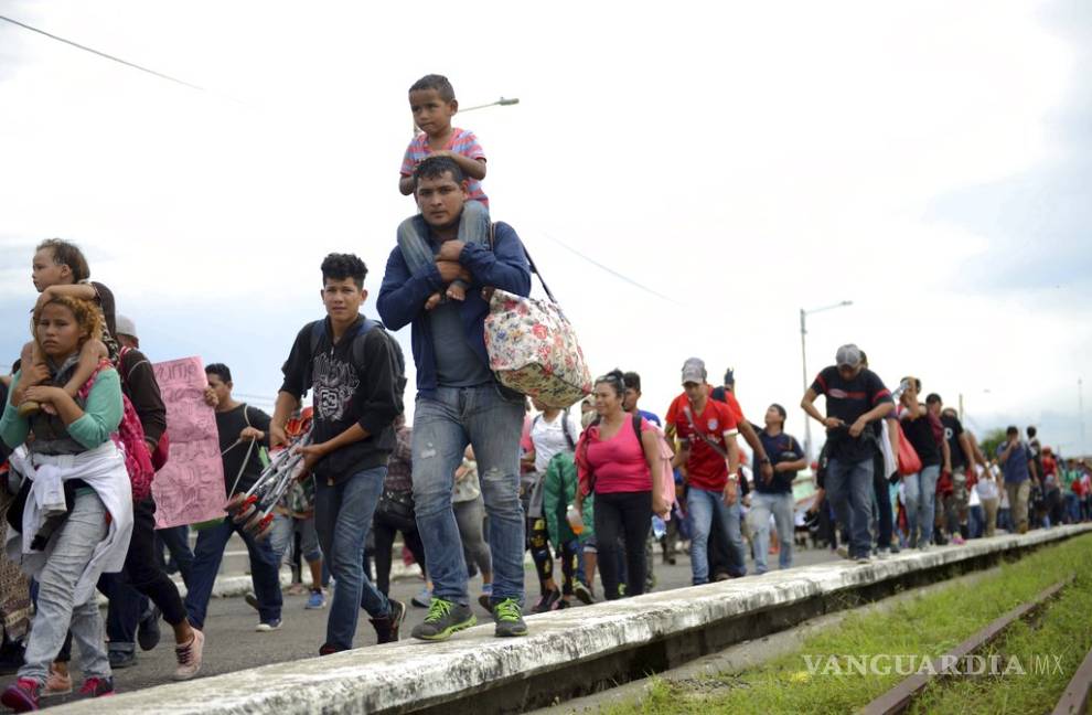 $!Migrantes en México reanudan la marcha hacia EU