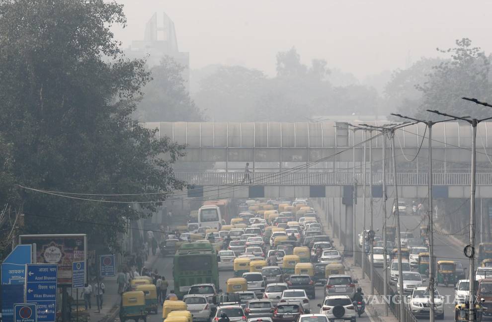 $!Tráfico de vehículos en Nueva Delhi, India, el martes 12 de noviembre de 2019, mientras la ciudad está envuelta bajo una espesa niebla de smog.