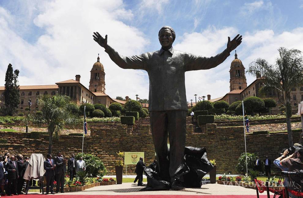 $!Imagen de la estatua del expresidente sudafricano Nelson Mandela, a la entrada del Union Buildings, la sede del Gobierno sudafricano en Pretoria, Sudáfrica.