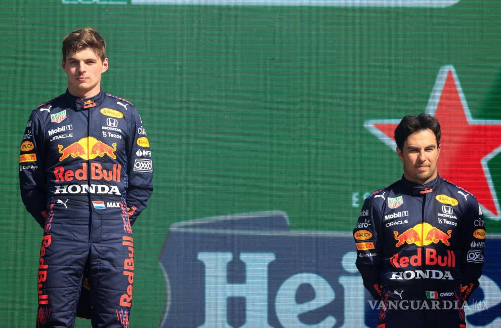 $!El holandés Max Verstappen (i) de Red Bull y el mexicano Sergio Pérez de Red Bull escuchan los himnos durante la premiación en el Gran Premio de Fórmula Uno de México que se realiza en el Autódromo Hermanos Rodríguez en Ciudad de México. EFE/Carlos Ramirez