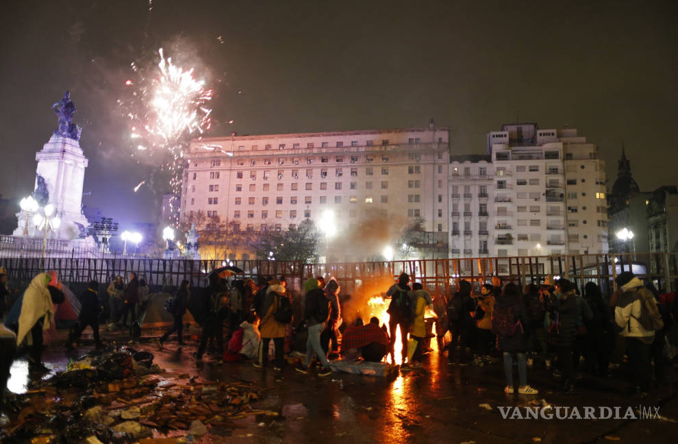 $!Fuertes protestas y enfrentamientos en Argentina tras rechazar el Senado la legalización del aborto