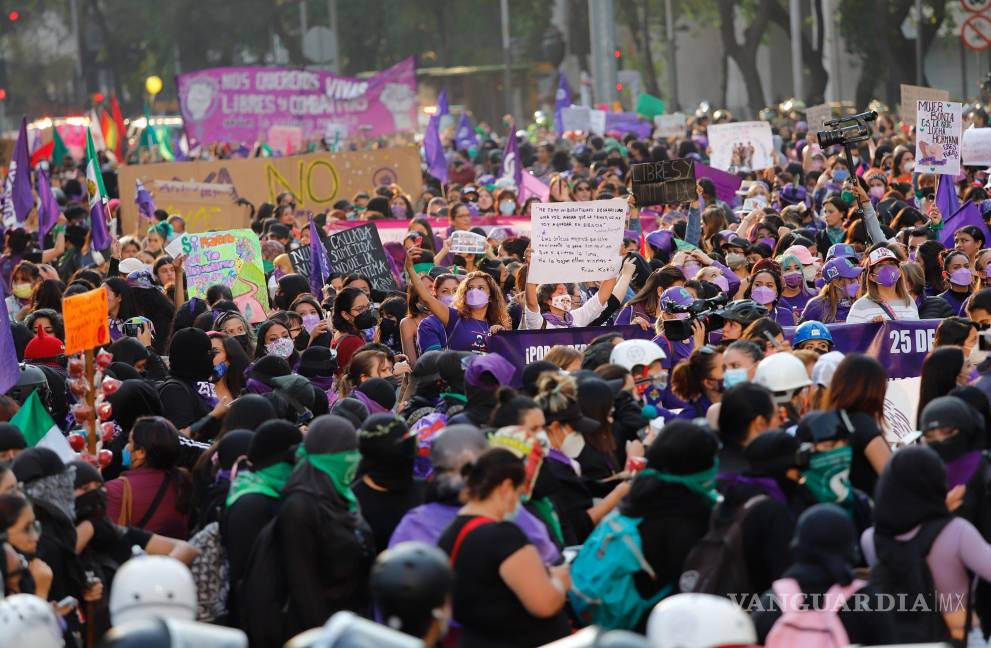 $!CIUDAD DE MÉXICO (MÉXICO), 25/11/2019.- Jóvenes, madres de familia y víctimas se reunieron vistiendo los colores del movimiento feminista, llevando pancartas que expresan su repudio a los feminicidios y a la violencia de género en el país.