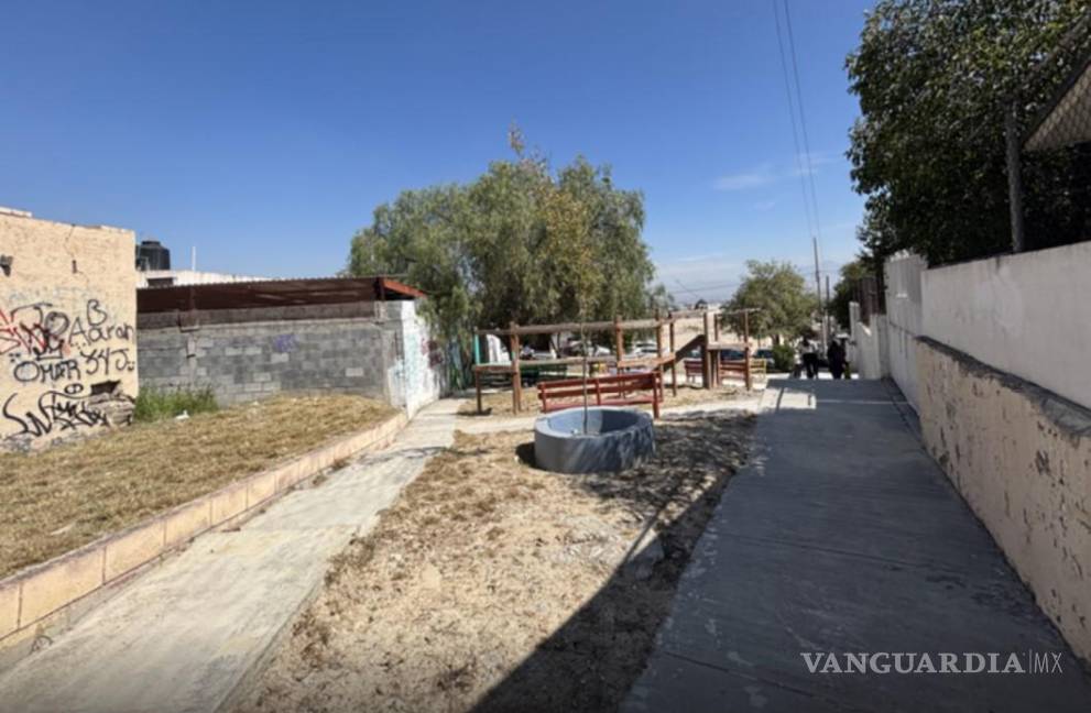 $!Padres de familia recorren las instalaciones del Jardín Apolonio M. Avilés y expresan su preocupación por la seguridad de los alumnos ante el traslado al Jardín Insurgentes de 1810.