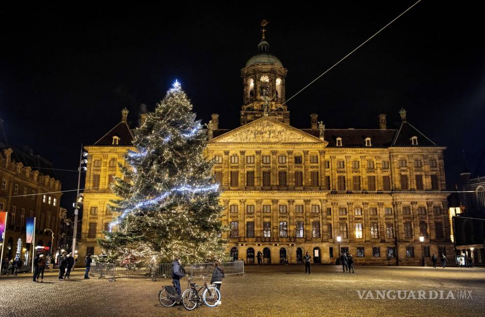 $!El árbol de Navidad en la Plaza Dam en Ámsterdam, Países Bajos. EFE/EPA/Ramon van Flymen