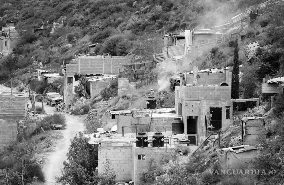 $!Habitantes de faldas de los cerros de Saltillo, enfrentan el frío con bolsas, madera, cartones y aluminio