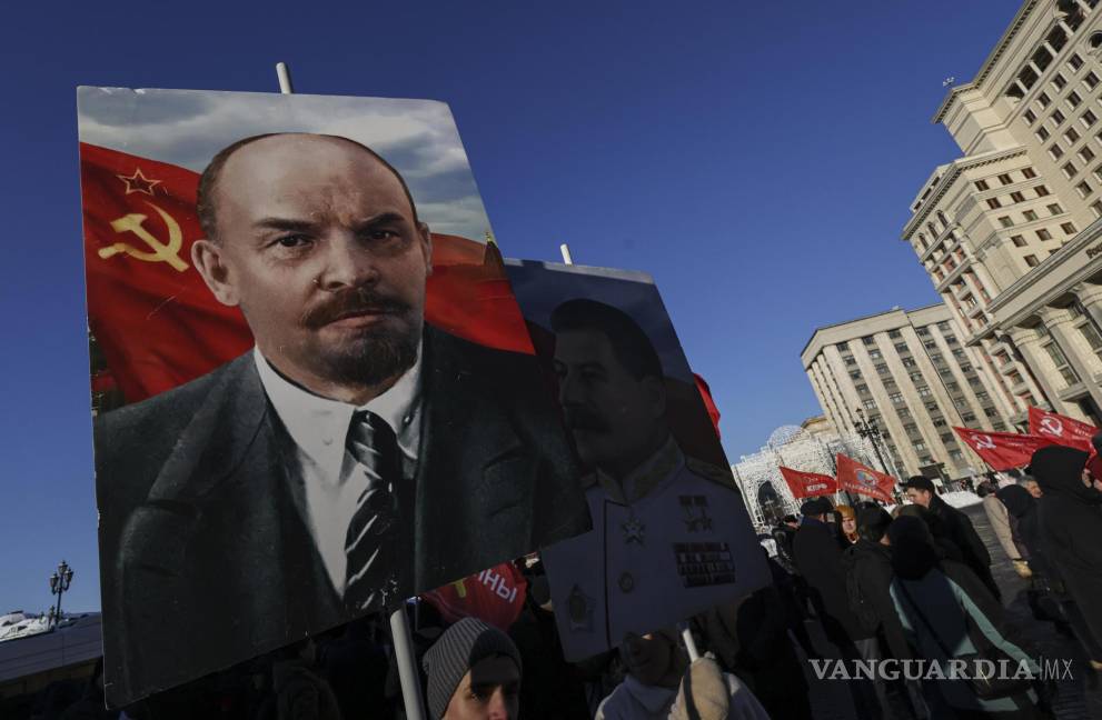 $!Simpatizantes del Partido Comunista Ruso sostienen grandes retratos de Vladímir Lenin durante una manifestación conmemorativa de su centenario.
