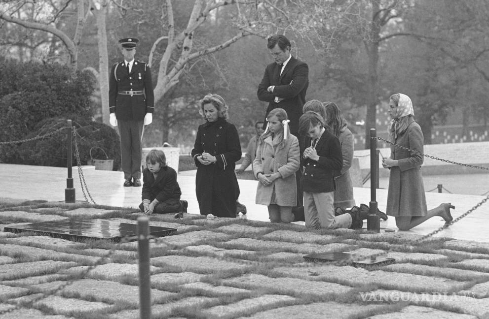 $!El senador Edward Kennedy, atrás, está de la viuda del ex senador Robert F. Kennedy, Ethel Kennedy con sus hijos en la tumba John F. Kennedy en Arlington.