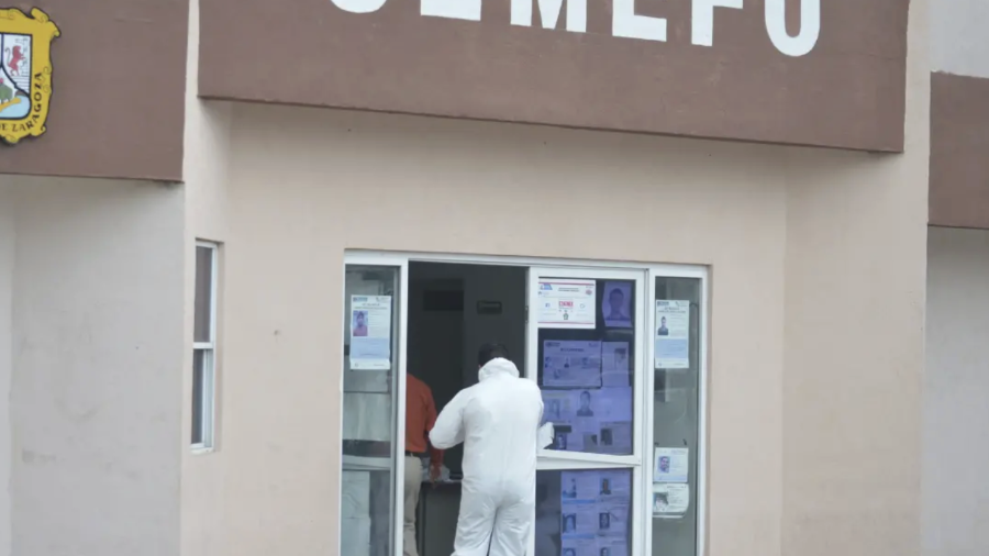 Peritos y agentes de la Fiscalía General del Estado realizaron las diligencias en la vivienda donde fue localizado el cuerpo de un hombre que permanecía sin identificar.