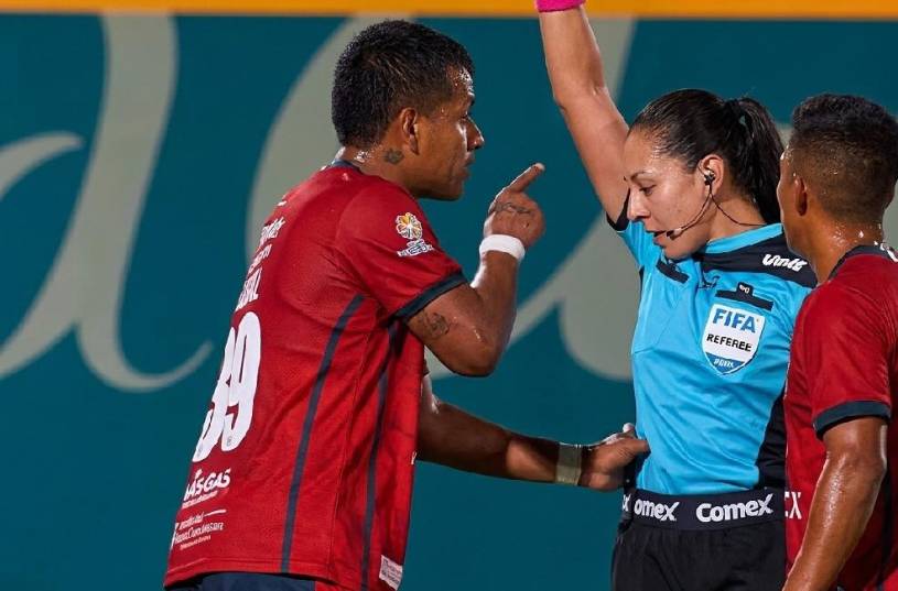Julio Cruz tuvo una pésima reacción al ser expulsado por doble amarilla en la misma acción. Al recibir la tarjeta, el jugador dio un empujoncito a la árbitra.