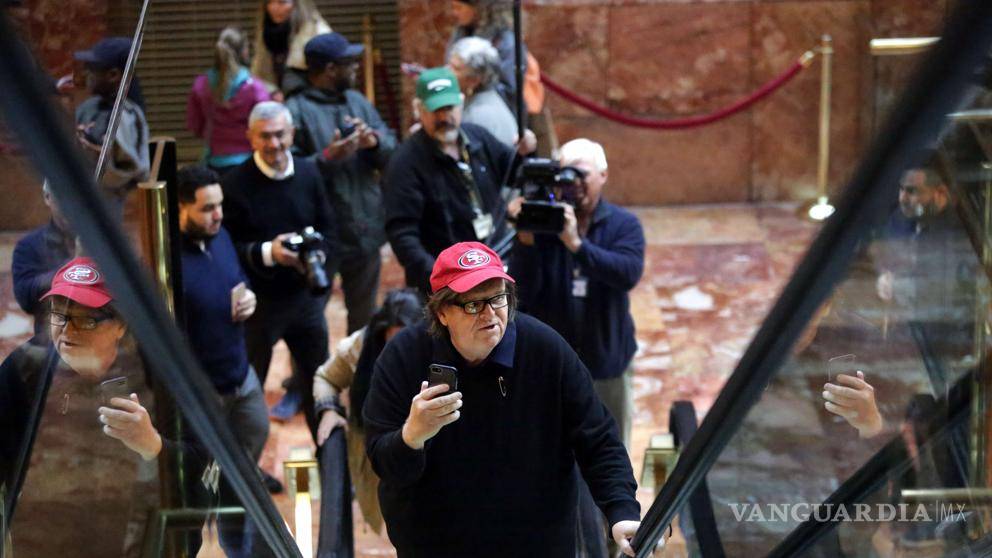 $!Michael Moore entra en la Trump Tower: &quot;Estoy aquí, quiero hablar con usted&quot;