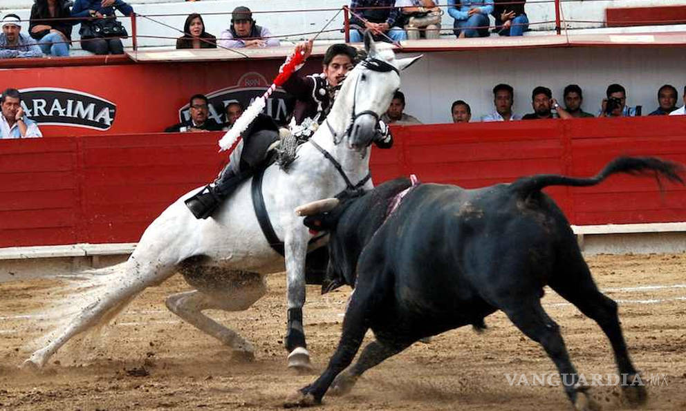 $!Captan a rejoneador maltratando a su caballo