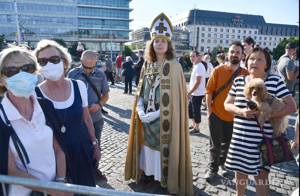 $!Fieles espera de fieles la llegada del Papa Francisco en el Palacio Presidencial en Bratislava, Eslovaquia. EFE/EPA/Luca Zennaro
