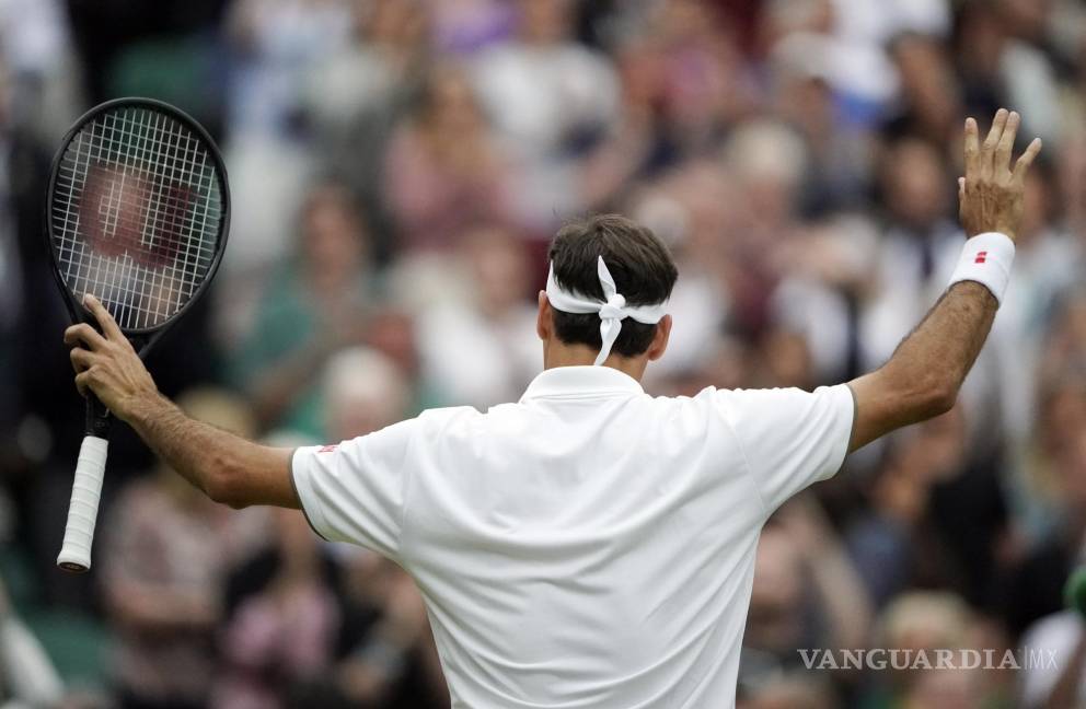 $!Roger Federer celebra su victoria sobre Matteo Berrettini en su partido de cuarta ronda durante en Wimbledon el 8 de julio de 2019.