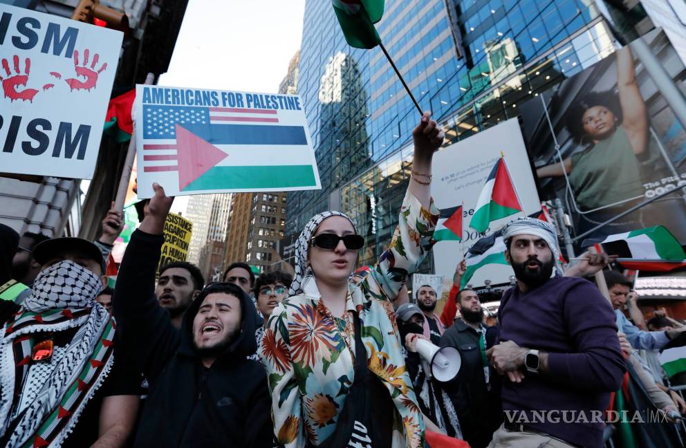 $!La gente asiste a una manifestación en apoyo de Palestina cerca de Times Square en Nueva York, Nueva York, EE.UU., el 13 de octubre de 2023.