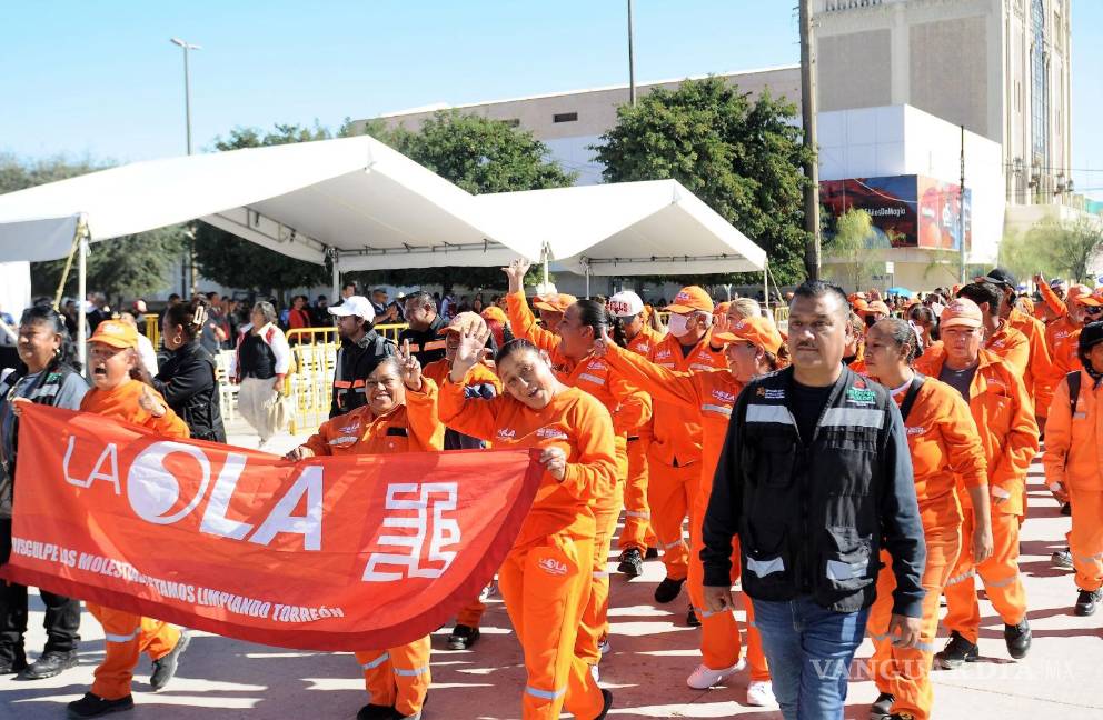 $!Personal de La Ola recogió residuos al paso del contingente final.