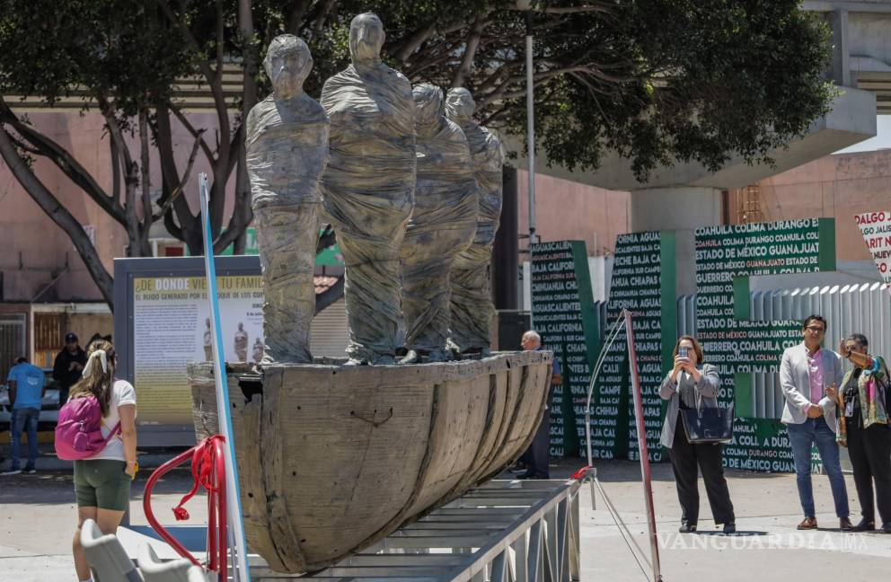 $!Una escultura de bronce que representa a cuatro migrantes en una balsa reivindica los derechos de esta población en Tijuana.