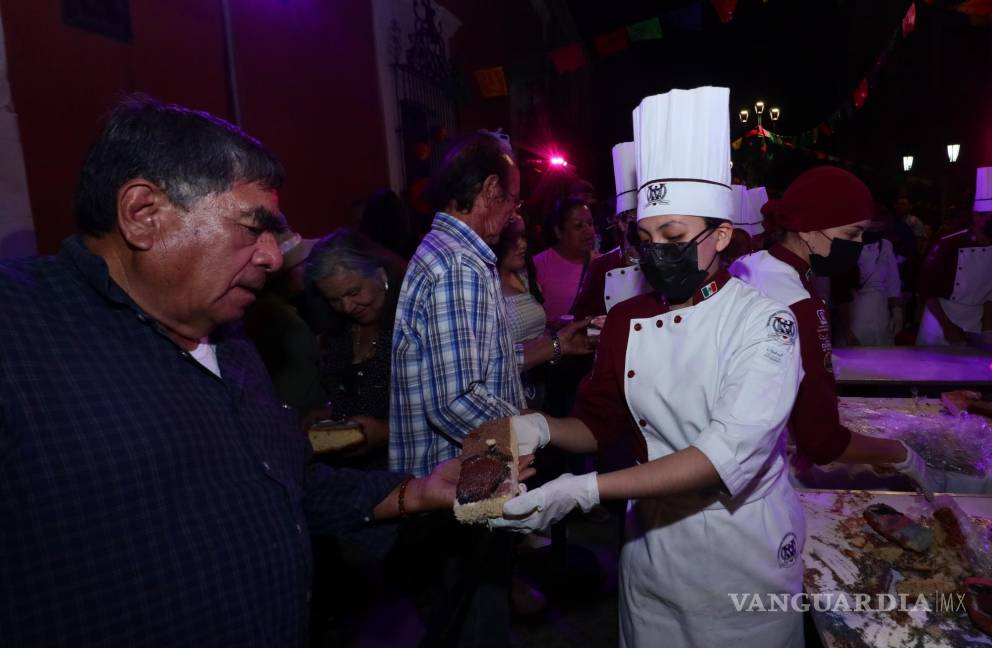 $!Miles de saltillenses pudieron tener una pieza de pan de muerto.