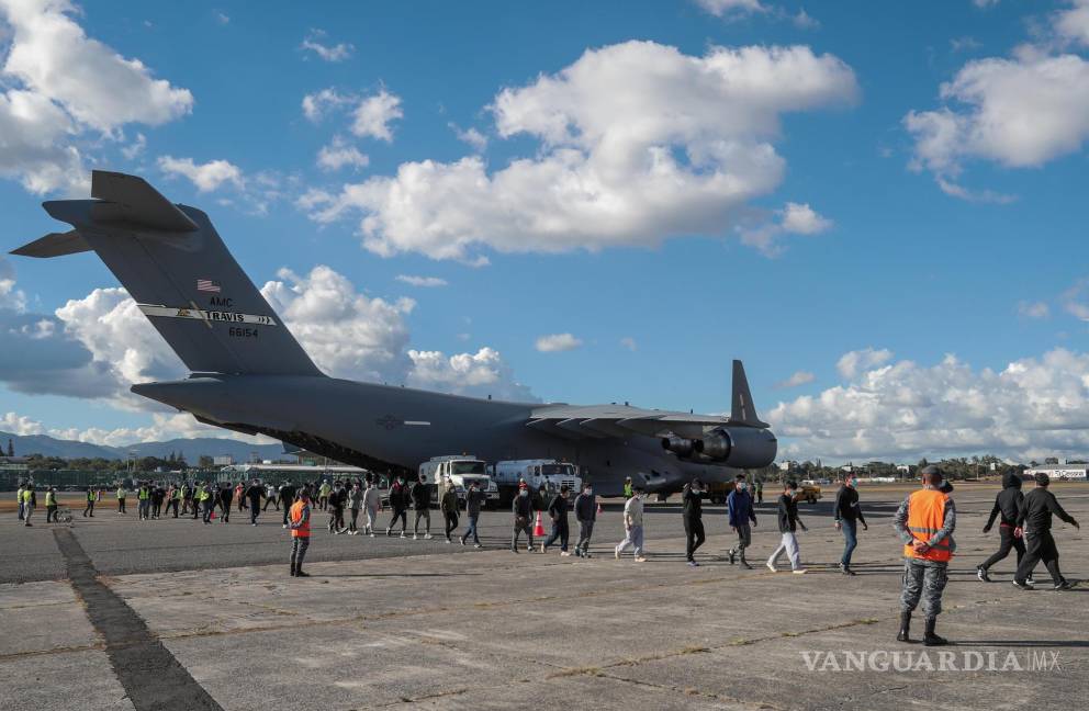 $!GUATEMALA, 27/01/2025.— Migrantes deportados caminan en una pista aérea este lunes, en Ciudad de Guatemala. El Gobierno de Guatemala informó que habilitará un espacio en un centro de convenciones para atender a los migrantes deportados desde Estados Unidos y México.