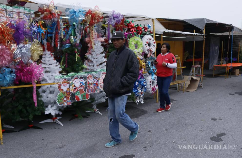 $!¡Ya huele a Navidad! Comienzan a instalarse mercados navideños en Saltillo