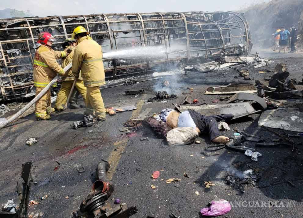 $!Choque entre tráiler y autobús deja 21 muertos en carretera Puebla-Orizaba