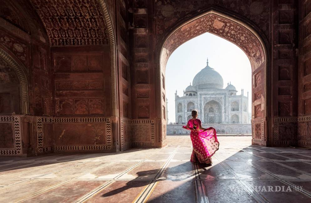 $!Mujer vestida con un sari rojo, en el Taj Mahal, en Agra, India.