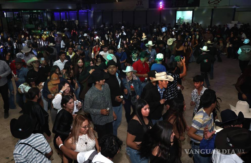 $!El bar La Mitotera lució lleno la noche del viernes 7 de noviembre, tras el cambio de sede anunciado por los hermanos en TikTok.