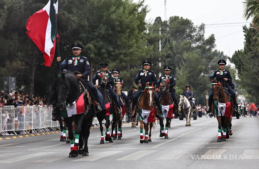 $!El alcalde Javier Díaz González destacó la capacidad operativa de los agrupamientos especializados de la Comisaría de Seguridad y Protección Ciudadana durante el desfile en Saltillo.