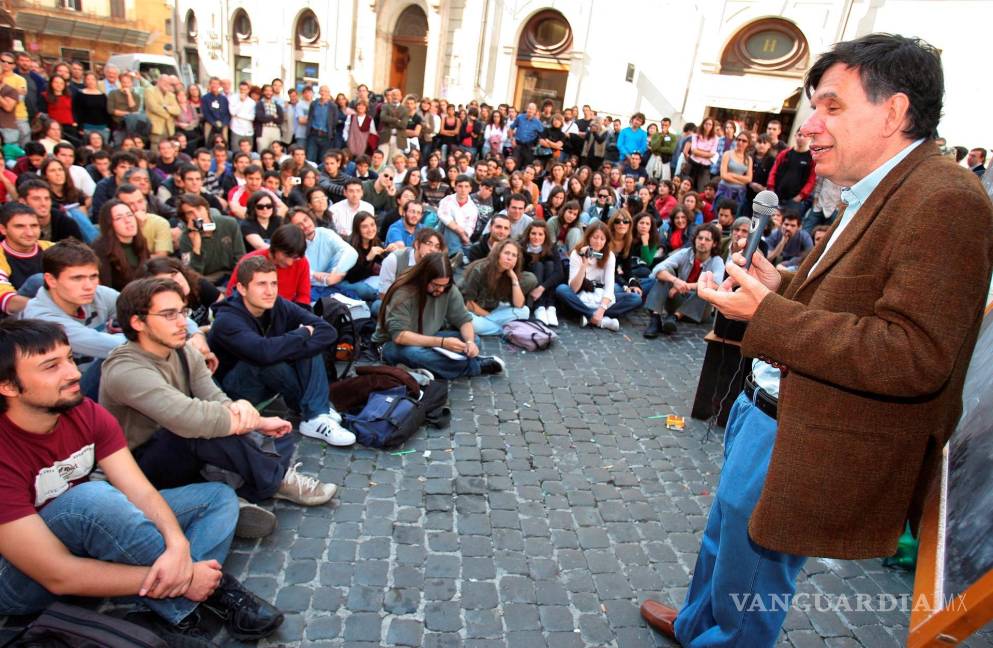 $!El físico italiano Giorgio Parisi (derecha) dirige una lección al aire libre en la plaza Montecitorio, frente a la Cámara Baja del Parlamento, en el centro de Roma, Italia, el 24 de octubre de 2008. Parisi fue galardonado con el Premio Nobel de Física 2021. EFE/EPA/Alassandro Di Meo