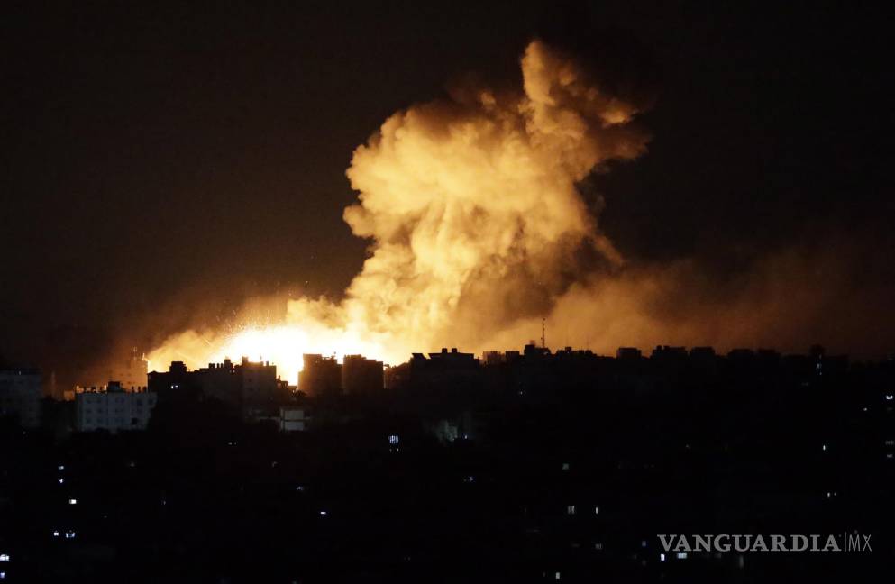 $!Ataque aéreo israelí en la ciudad de Gaza el 10 de octubre de 2023. Al menos 900 personas han muerto, según el Ministerio de Salud palestino.